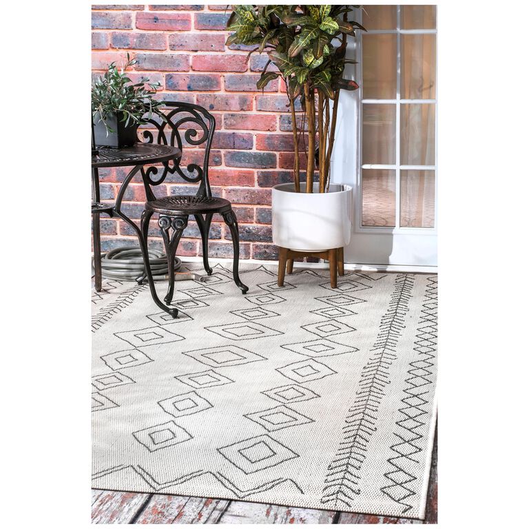Ivory And Gray Diamond Salma Indoor Outdoor Rug image number 2