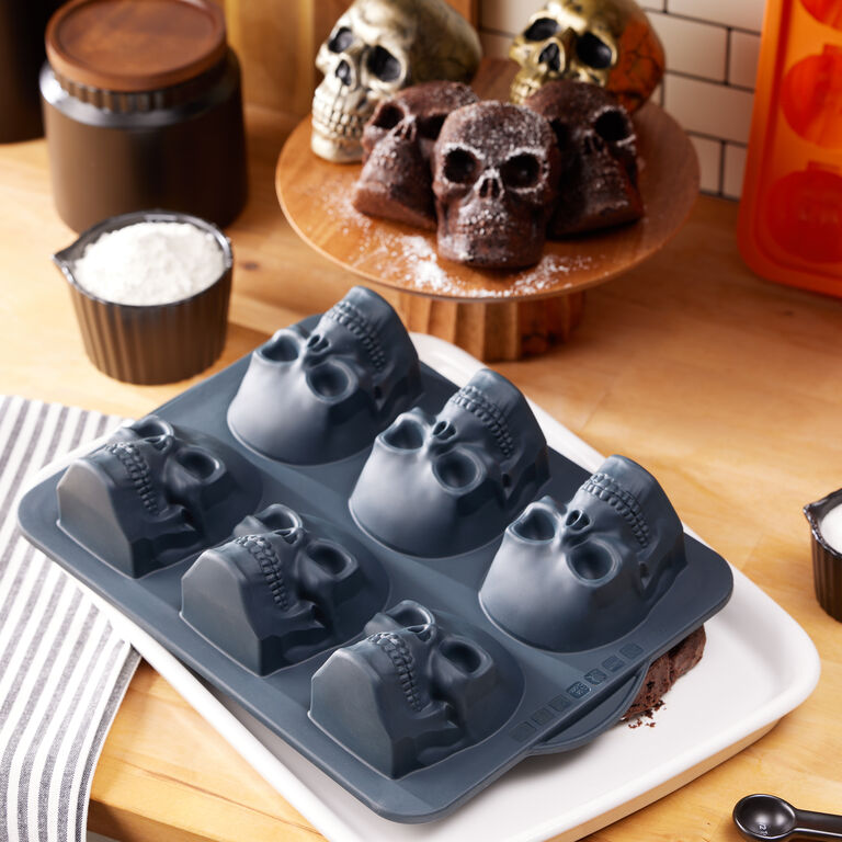 Lodge Cast Iron Mini Skull Cake Pan